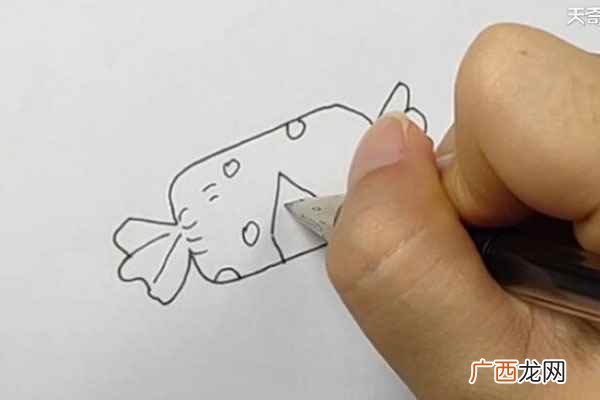 包装纸上画一些斑点装饰 零食简笔画