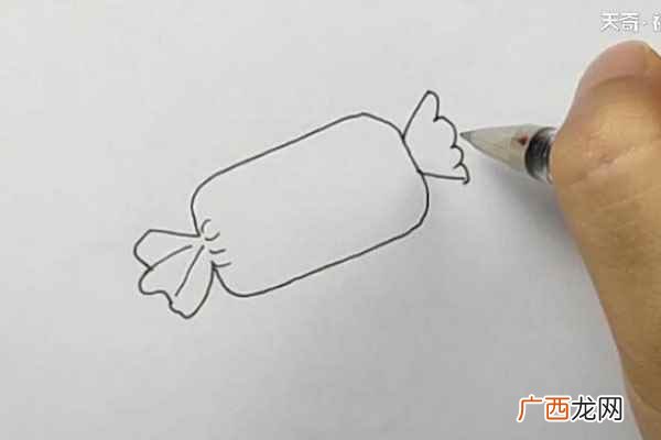 包装纸上画一些斑点装饰 零食简笔画