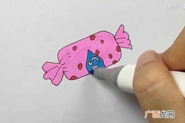 包装纸上画一些斑点装饰 零食简笔画