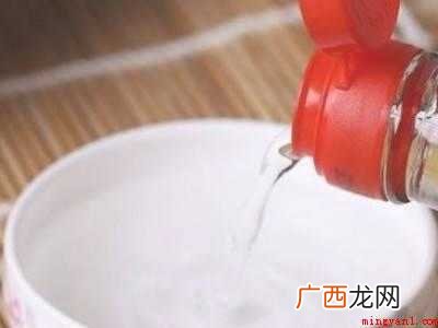玻璃门上贴的广告纸胶怎么去掉