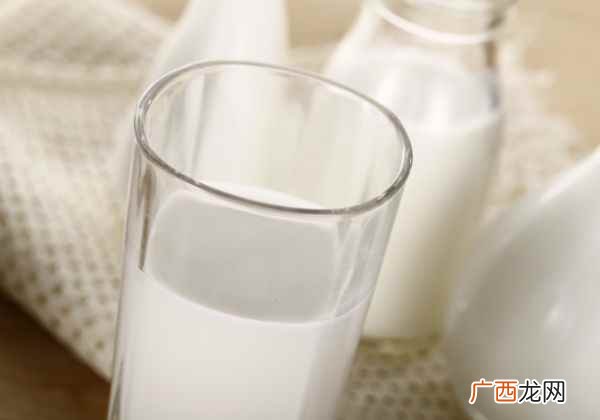 番茄美白、鲜奶敷脸、香蕉面膜、牛奶加蔬果涂脸、苹果或土豆敷脸 分享几个淡斑小妙招
