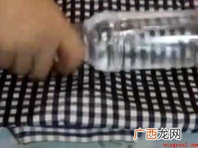 衬衫皱了没熨斗怎样可以快速解决的具体操作步骤 衬衫皱了没熨斗怎样可以快速解决