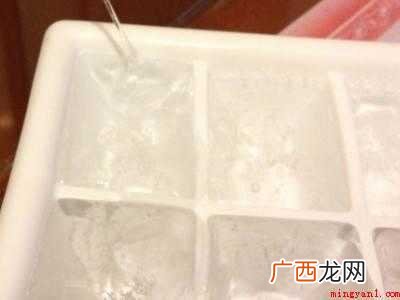 冰块怎么取出来的具体操作步骤 冰块怎么取出来
