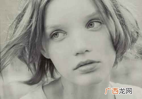 眼睛周围红肿痒起皮怎么回事图片 眼睛周围红肿痒起皮怎么回事