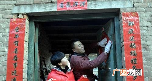 南方贴对联贴门上还是墙上 贴对联贴门上还是墙上
