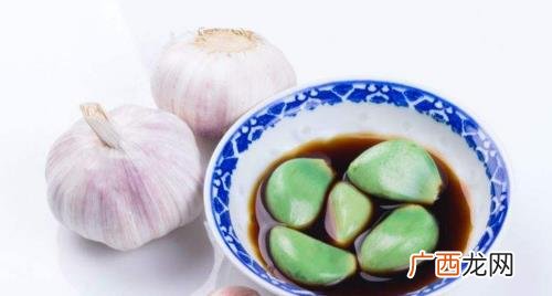大蒜用水浸泡剥皮 腌制腊八蒜的大蒜洗完了用晾干吗