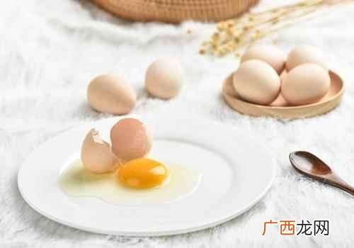 鸡蛋吃过多了会怎样 鸡蛋吃过多了会怎样,鸡蛋白一天最多吃几个