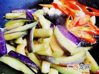 茄子炒辣椒怎么做的具体操作步骤 茄子炒辣椒怎么做