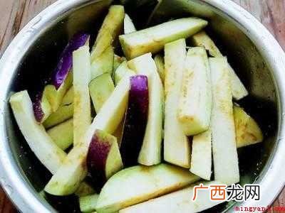 茄子炒辣椒怎么做的具体操作步骤 茄子炒辣椒怎么做