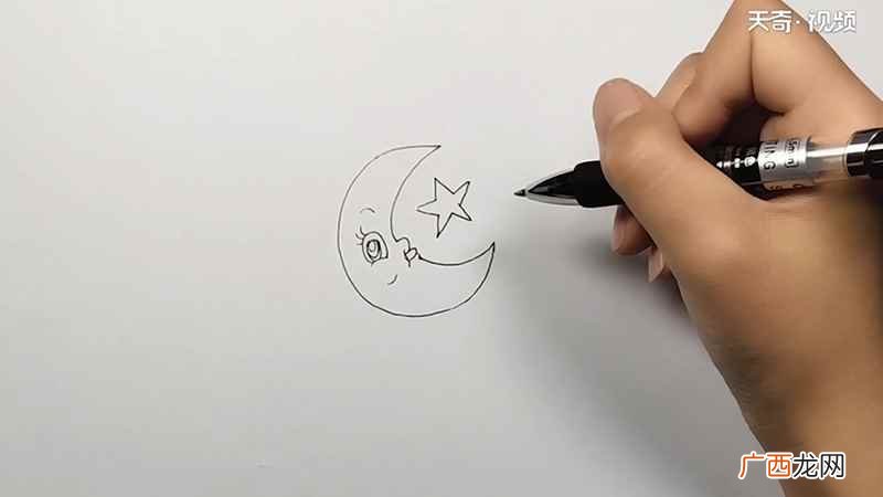 月亮中间画一颗五角星做装饰 月亮简笔画