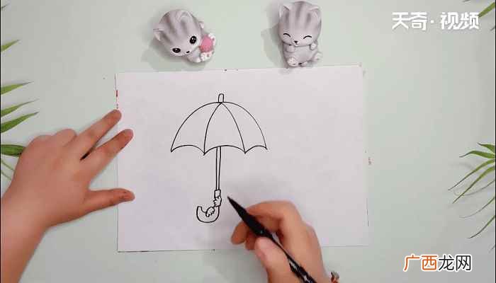 画出雨伞的3条曲线和尖杆 下雨的画简笔画