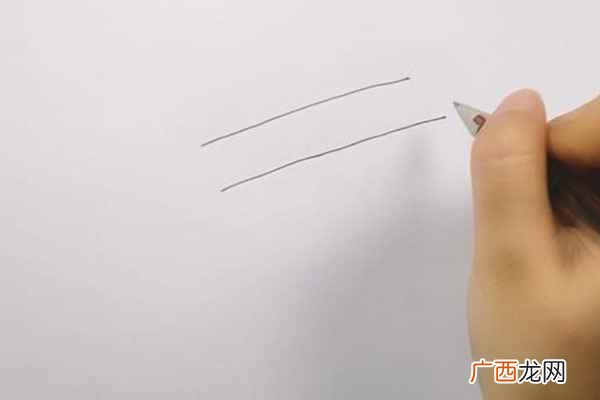 在线中间画上几条线当作笔身和笔尾 马克笔简笔画