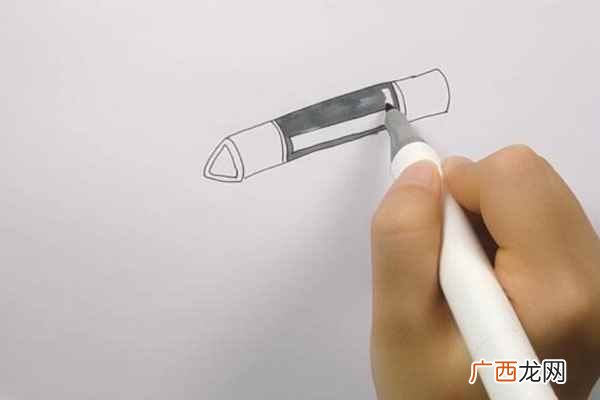 在线中间画上几条线当作笔身和笔尾 马克笔简笔画