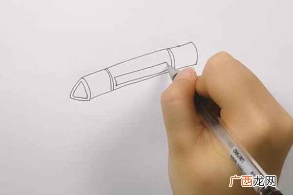 在线中间画上几条线当作笔身和笔尾 马克笔简笔画