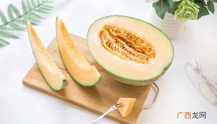 哈密瓜所含的热量需要视 一个哈密瓜含多少热量