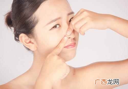 用手挤黑头粉刺有什么危害 黑头粉刺可以用手挤吗