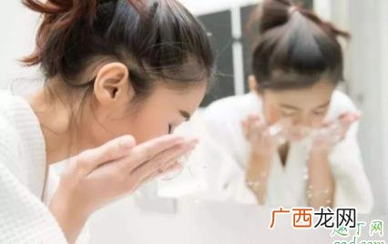 早上不洗脸对皮肤好吗 早上不洗脸对皮肤好是真的吗