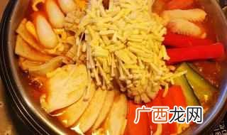 年糕、马苏里拉芝士、韩式辣酱、大葱、洋葱、金针菇、西兰花、土 火锅年糕怎么做好吃