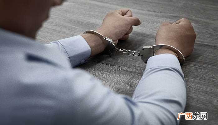 梦见别人坐牢的梦境解析 梦见别人坐牢预示什么