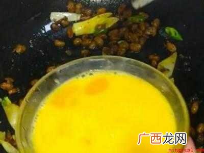 盐豆子炒鸡蛋怎么炒的具体操作步骤 盐豆子炒鸡蛋怎么炒