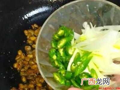 盐豆子炒鸡蛋怎么炒的具体操作步骤 盐豆子炒鸡蛋怎么炒