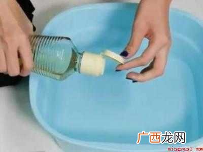 黑色纯棉衣服掉色发红怎么恢复