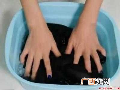黑色纯棉衣服掉色发红怎么恢复