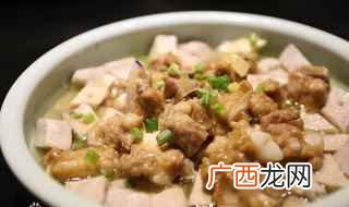 猪小排350克、芋头半个、粉丝适量。 粉蒸香芋排骨的做法
