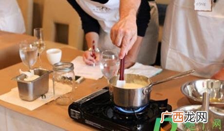 家里有煤气味道能开灯吗 家里有一点煤气味可以点火做饭吗