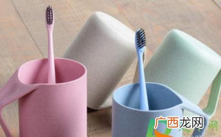 刷牙杯子底部为什么有黑色污垢 刷牙杯子里的黑色污垢怎么洗掉