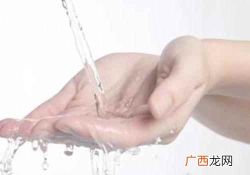 高锰酸钾染到手上怎么办 手上染了高锰酸钾怎么快速去掉