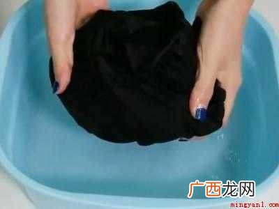 黑色衣服染色了怎么恢复