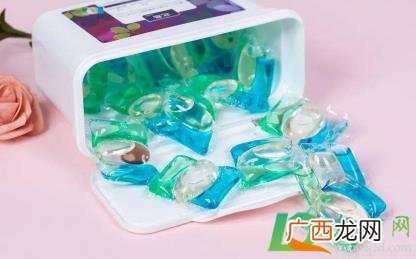 洗衣凝珠要打开才放洗衣机里吗 洗衣凝珠要撕开放洗衣机里吗
