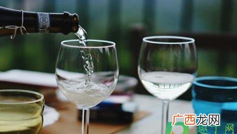 聚餐怎么敬酒领导表示感谢 酒桌上敬酒时怎么说感谢的话
