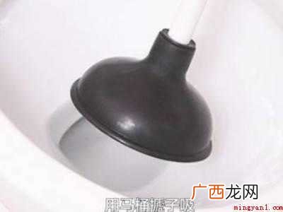 膨润土猫砂堵厕所了小妙招
