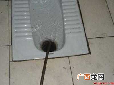 膨润土猫砂堵厕所了小妙招