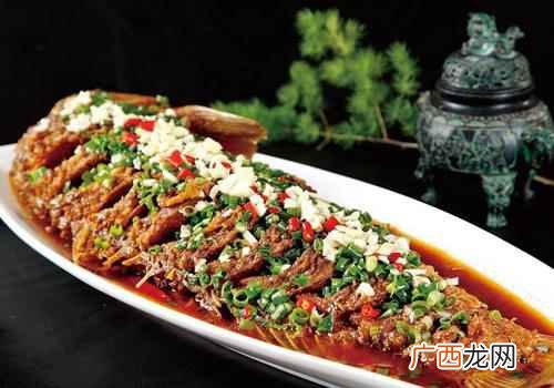香葱、生姜、蒜、白糖、酱油、鸡精、食用油、盐适量 红烧鲤鱼的做法,红烧鲤鱼怎么做