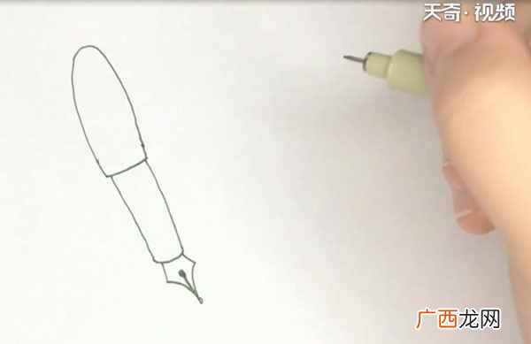 钢笔帽画出笔杆和笔尖 钢笔简笔画