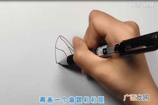 先画一个侧面的高跟鞋鞋帮 高跟鞋简笔画