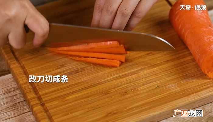 一个鸡肉卷就完成啦! 鸡肉卷的做法