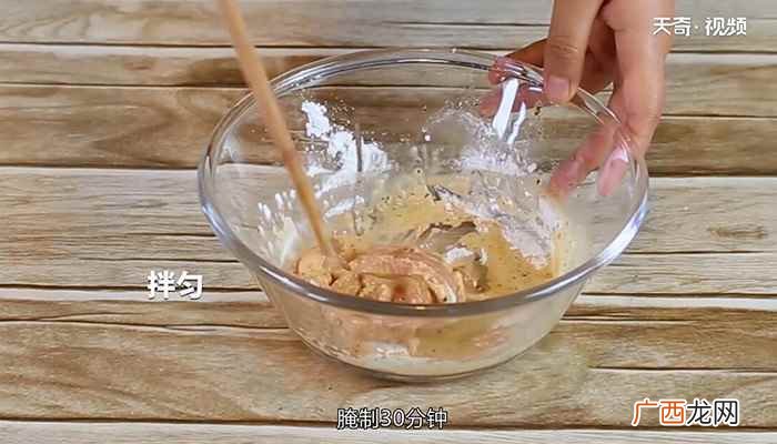一个鸡肉卷就完成啦! 鸡肉卷的做法