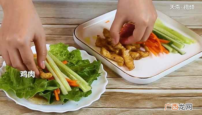 一个鸡肉卷就完成啦! 鸡肉卷的做法