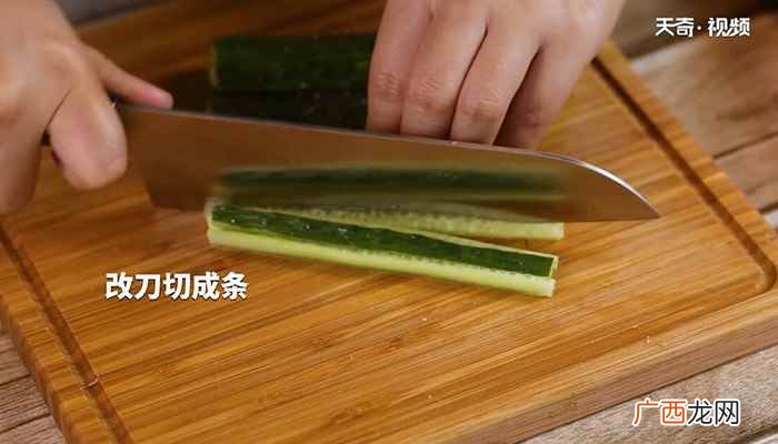 一个鸡肉卷就完成啦! 鸡肉卷的做法