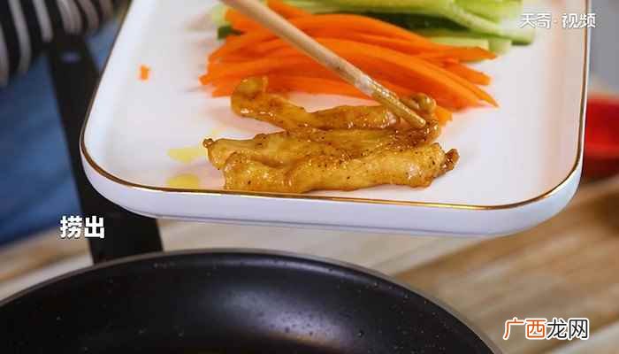 一个鸡肉卷就完成啦! 鸡肉卷的做法