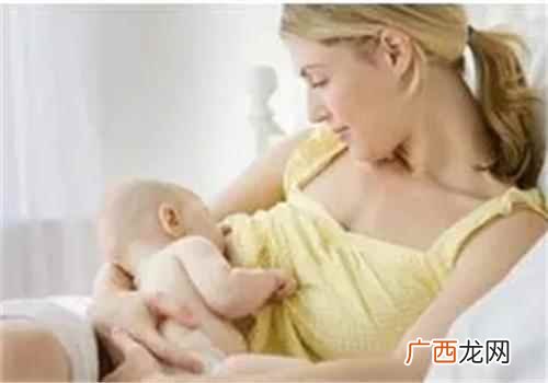 喂奶的技巧母婴必须紧密相贴 新生儿怎么喂奶不呛