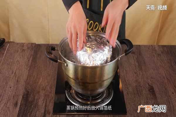 锡箔纸包裹鸡肉的做法步骤 盐焗鸡的做法