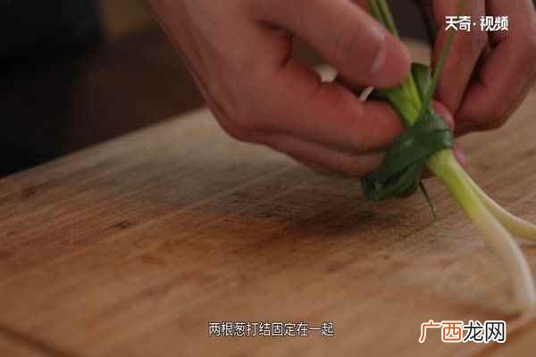 锡箔纸包裹鸡肉的做法步骤 盐焗鸡的做法