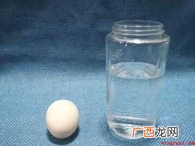 鸡蛋怎样在盐水中浮起来