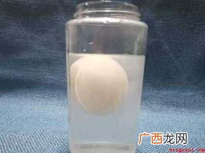 鸡蛋怎样在盐水中浮起来