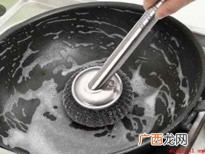 铁锅破了个小洞快速补救
